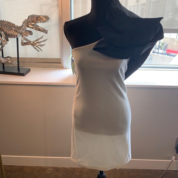 White mini with black one shouldered “flower” - Picture 1 of 5